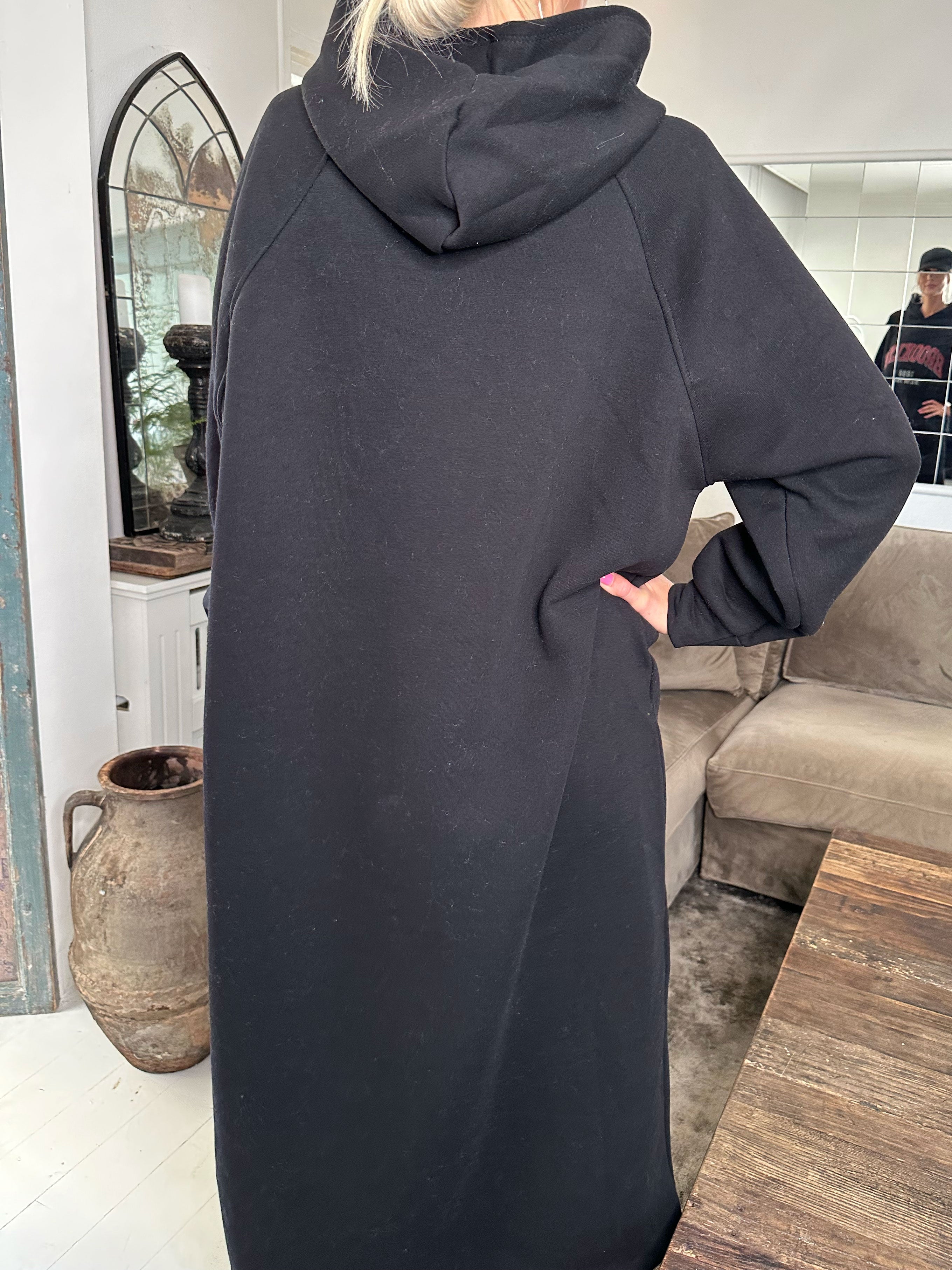 Angela - Lang hoodiekjole i bomuld med skrift på brystet